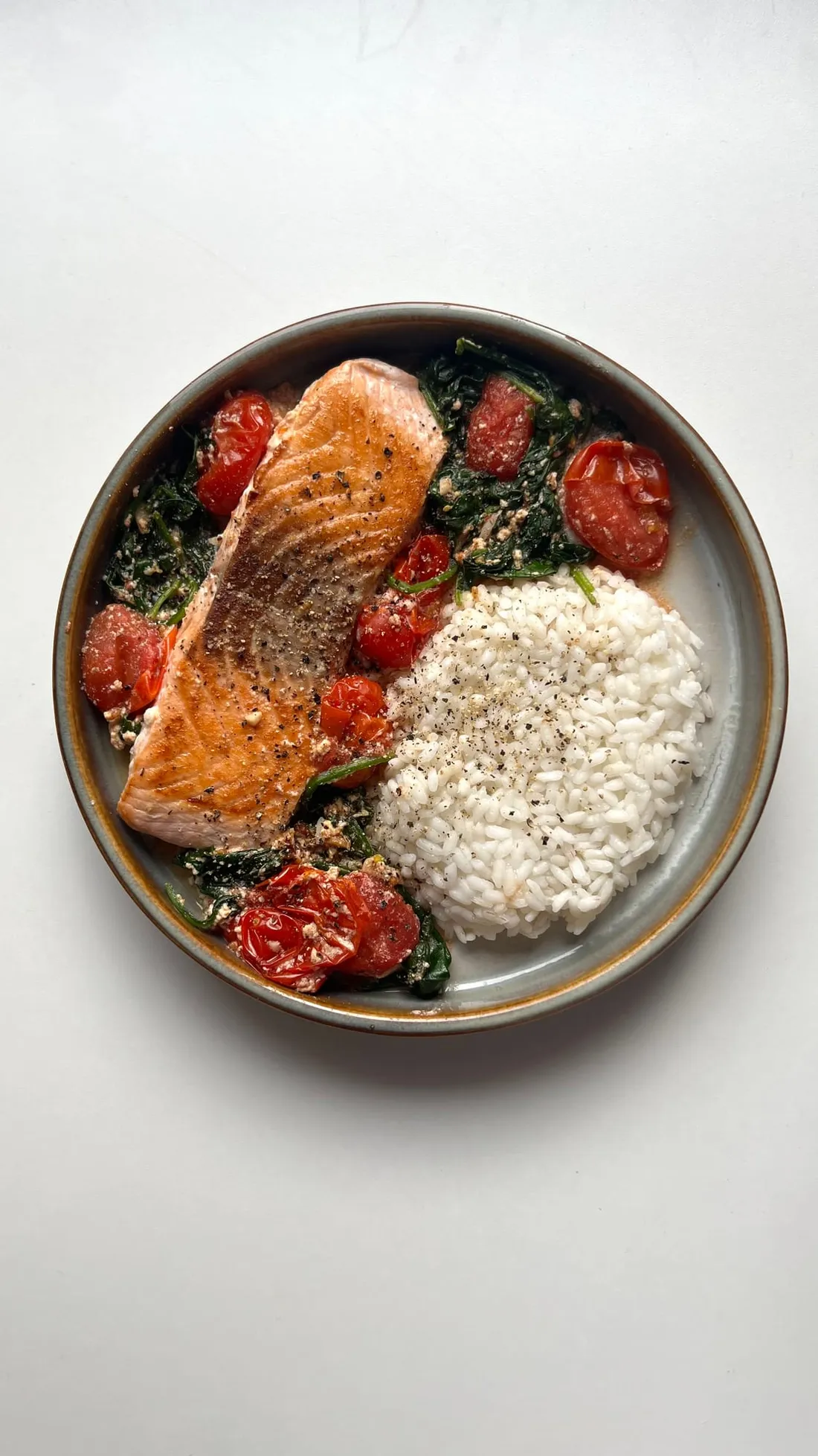Foto de Salmón con cherrys y arroz